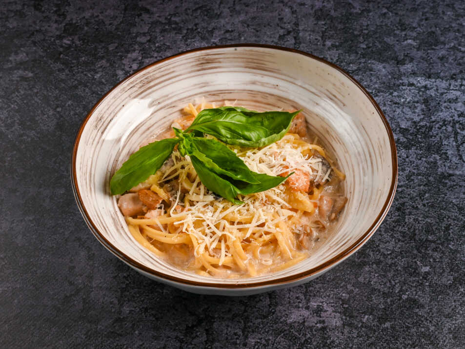 Паста с курицей и грибами