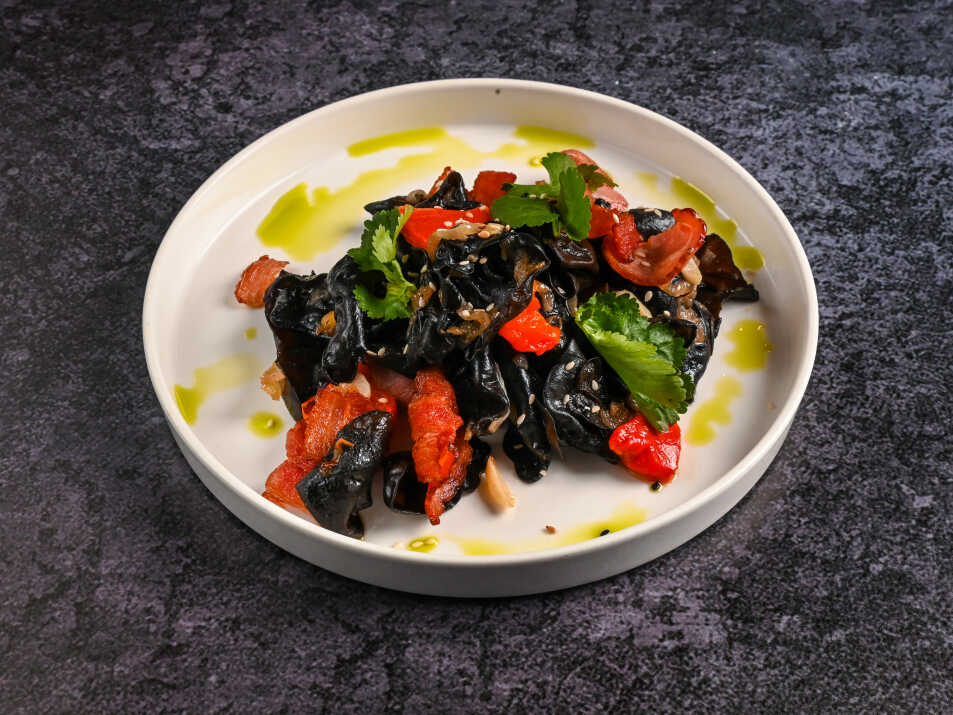Салат с древесными грибами и беконом